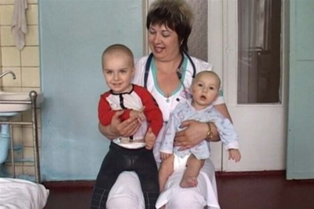 Горе-мати покинула коляску з дітьми під проливним дощем і зникла