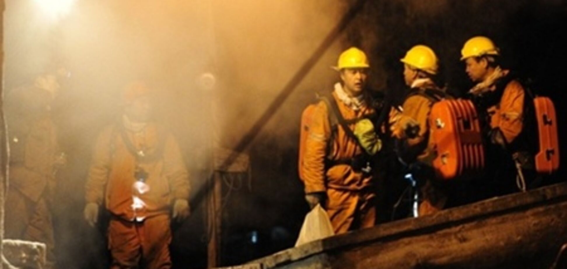 Около 30 шахтеров заблокированы из-за пожара в шахте в Китае