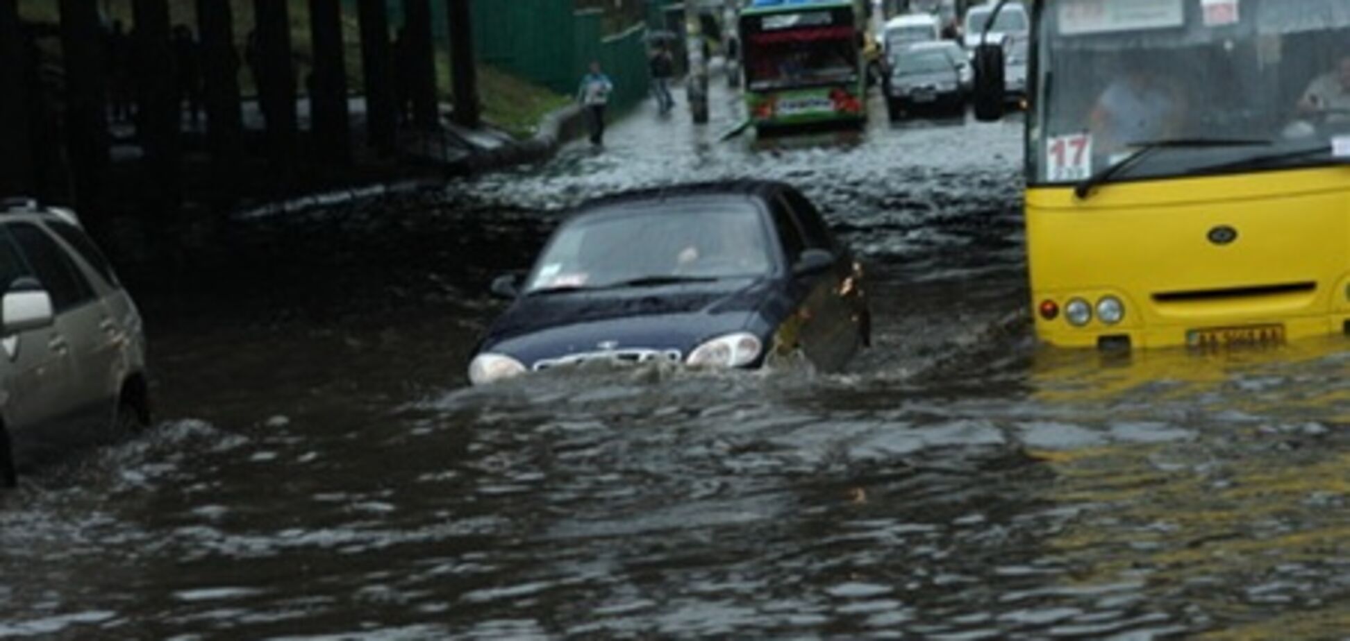 Украина под водой: затопленное метро, сломанные деревья и люди на лодках