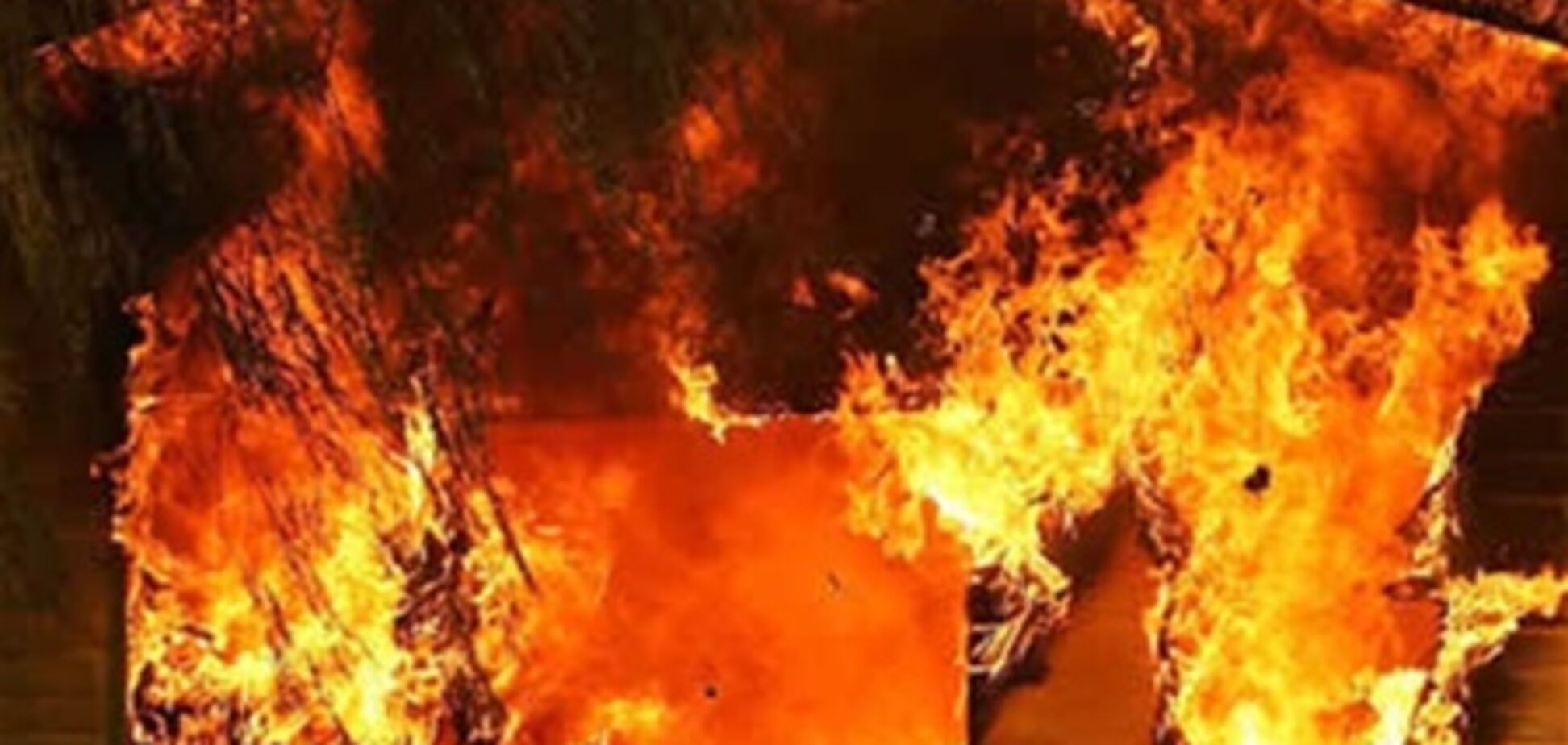 У Макіївці горить ТРК 'Рандеву'. Вся будівля охоплено полум'ям