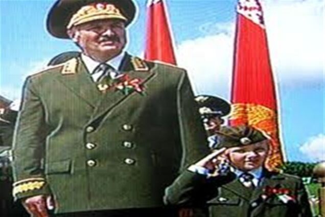 Лукашенко справив свого шестирічного сина у вищі військові чини