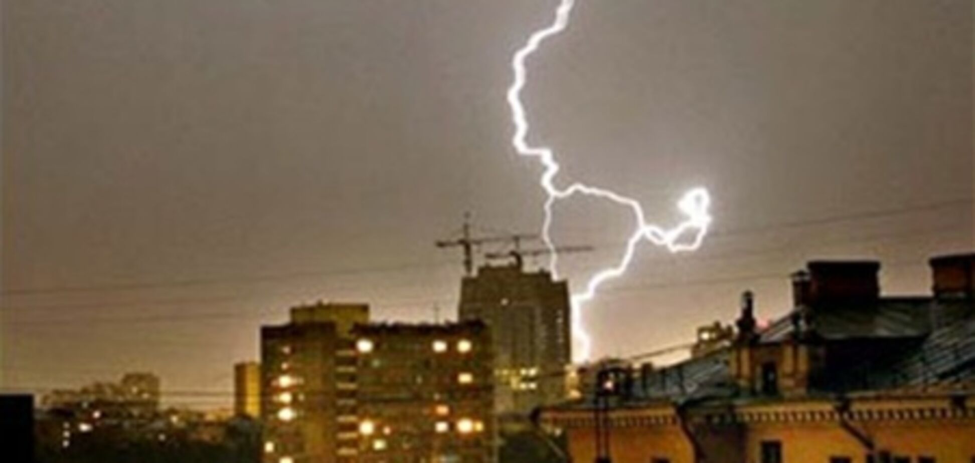 В Петербурге двух человек убило молнией