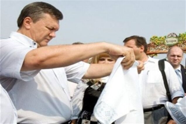 Януковичу на день рождения подарили пенсии украинцев