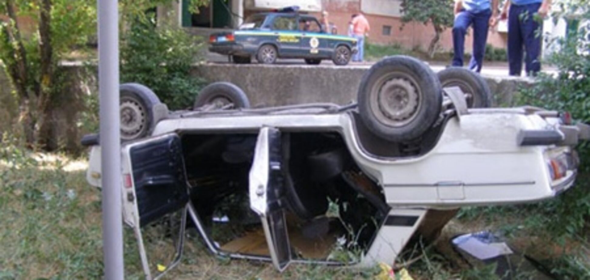 В Керчи машину припарковали вверх ногами