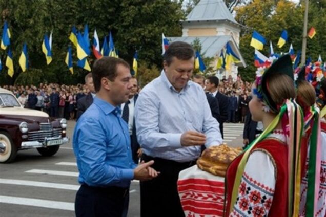 Президент России дважды поздравил Януковича