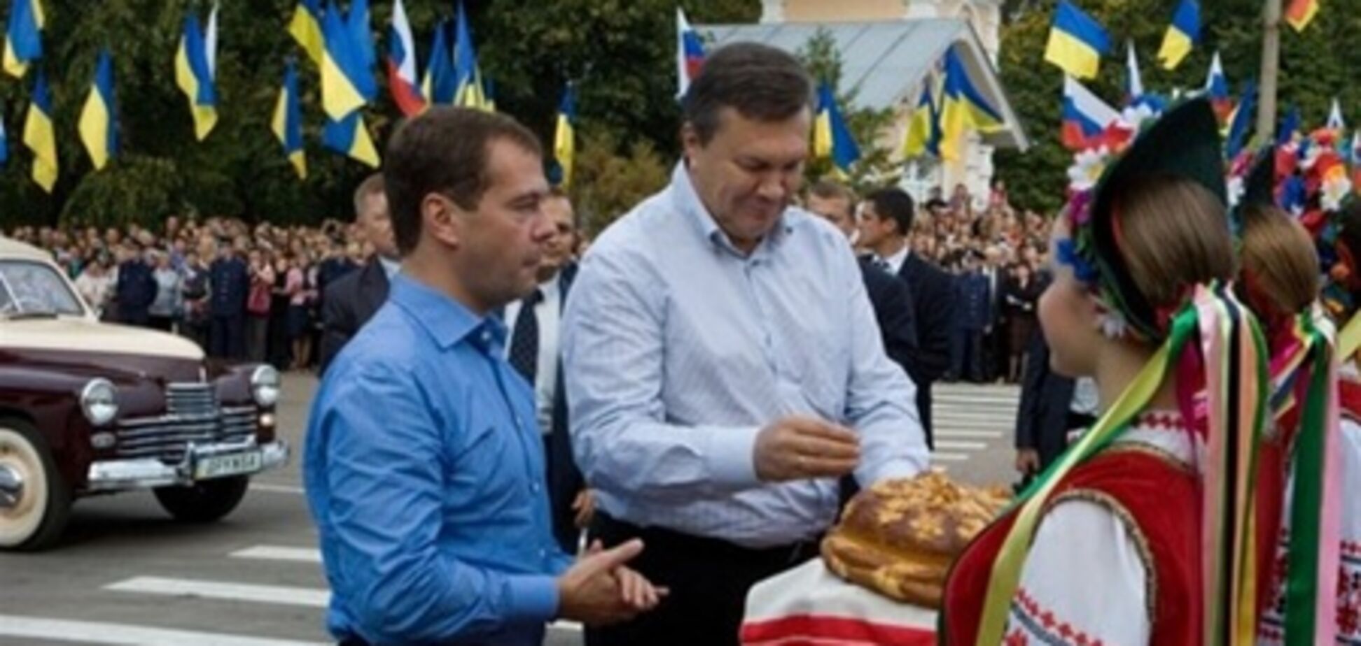 Президент России дважды поздравил Януковича