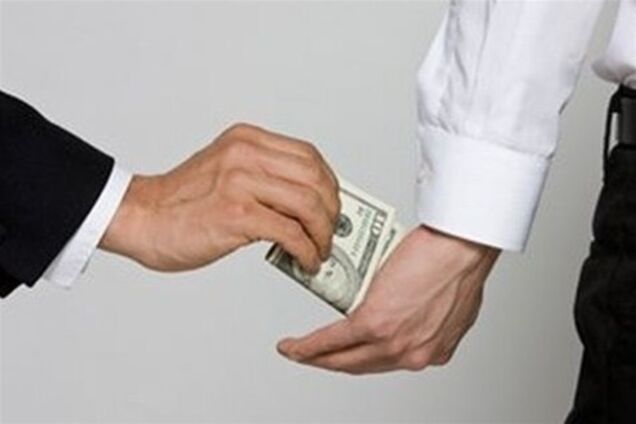 Киевский чиновник требовал $250 и попался на горячем