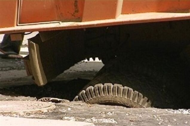 У Харкові 20-тонна вантажівка провалилася під землю