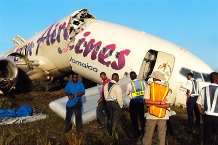 У розірваний на частини Boeing 737 дивом вижили 163 людини. Фото