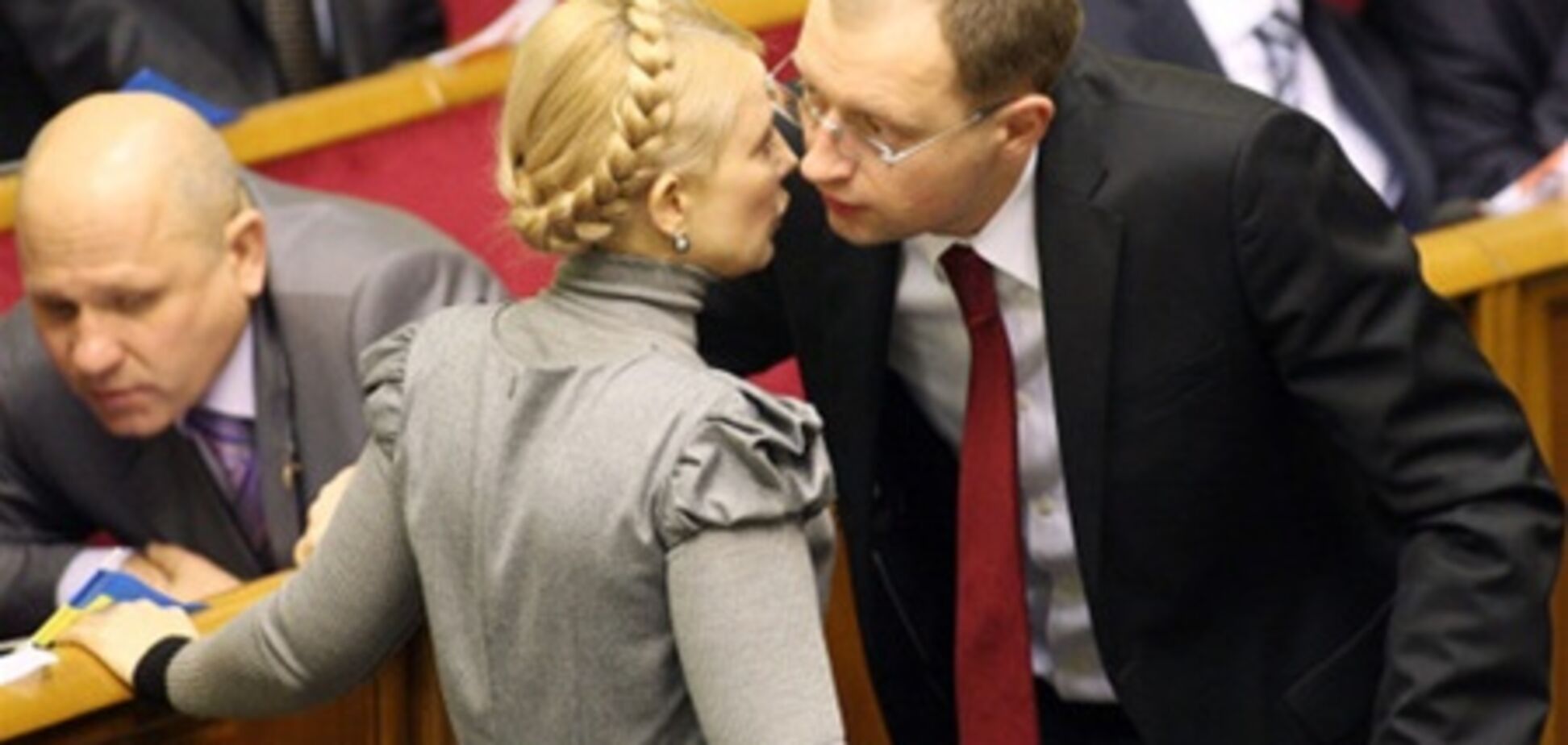 Яценюк попиарился на Тимошенко и полетел в Анталию?