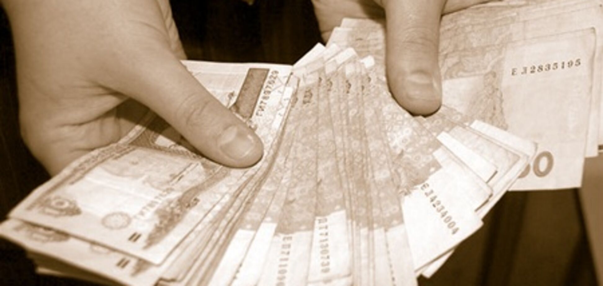 Азаров: предпосылок для девальвации гривни нет