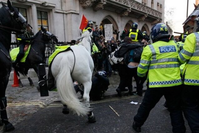 Англійської поліції дозволили застосовувати брандспойти