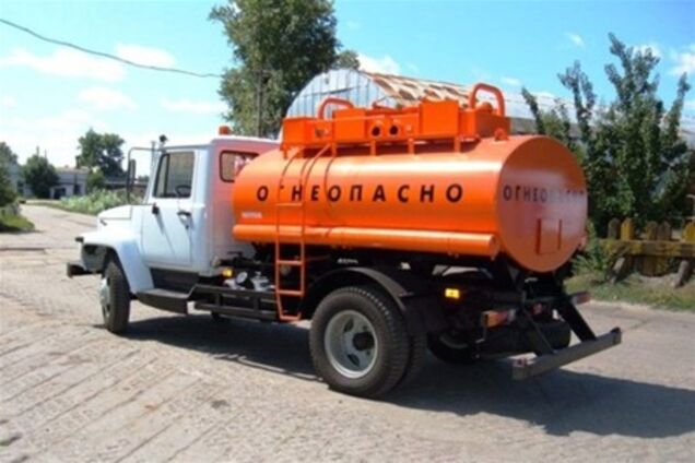 На Борщагівці бензовоз з 5 тоннами палива ледь не підірвав АЗС. ФОТО