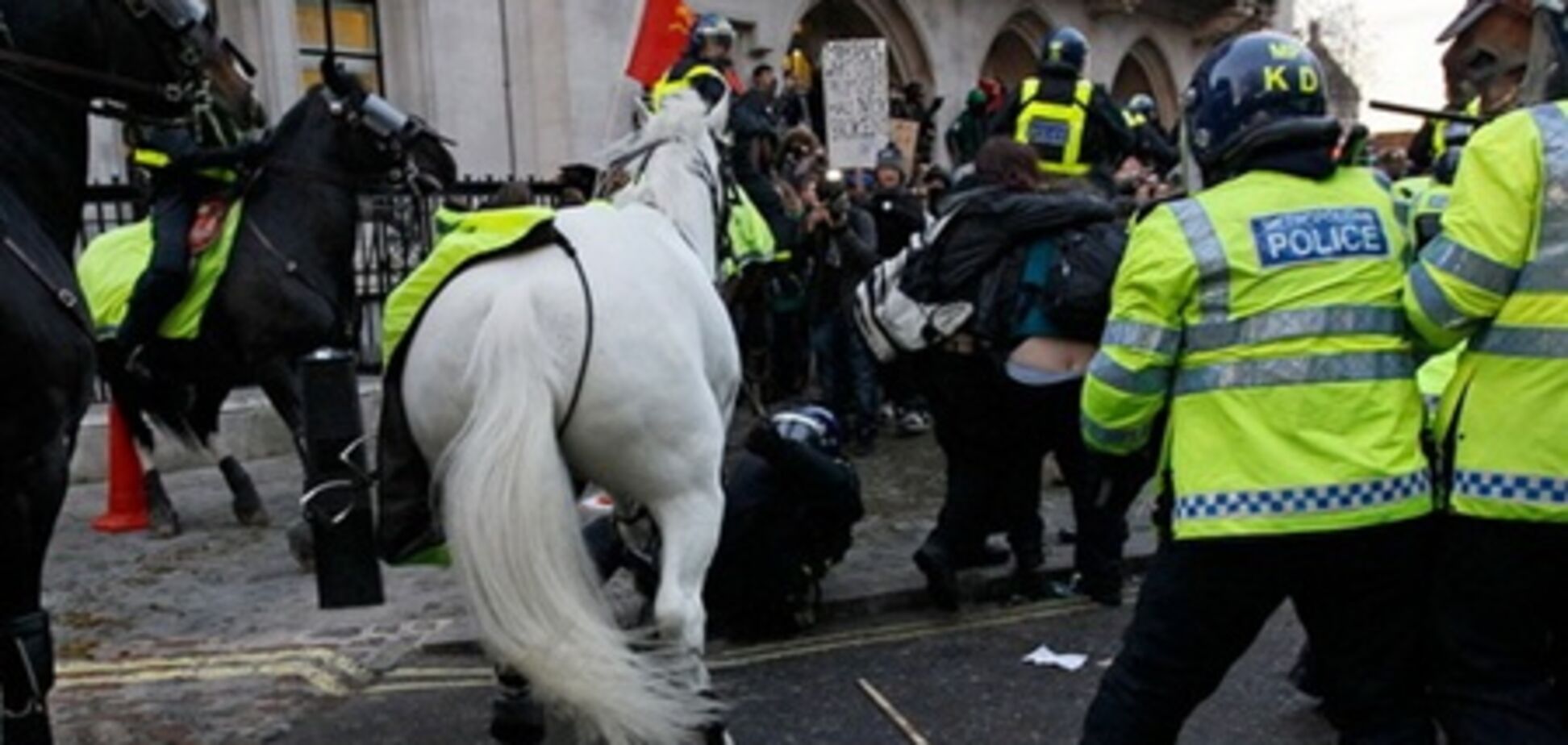 Лондонским полицейским приказали не мешать погромщикам