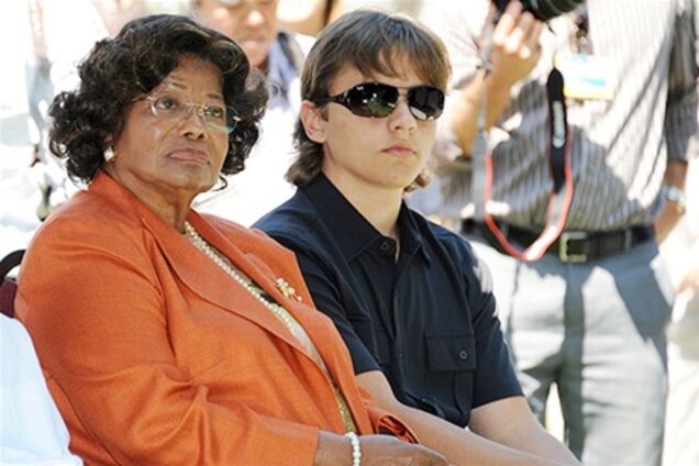 Мать Джексона организовывает концерт памяти