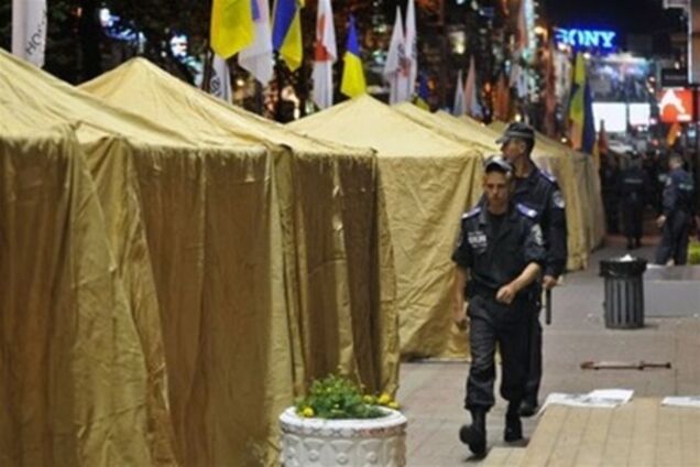 В Киеве сторонник Тимошенко отобрал мобильник и цепочку у прохожего