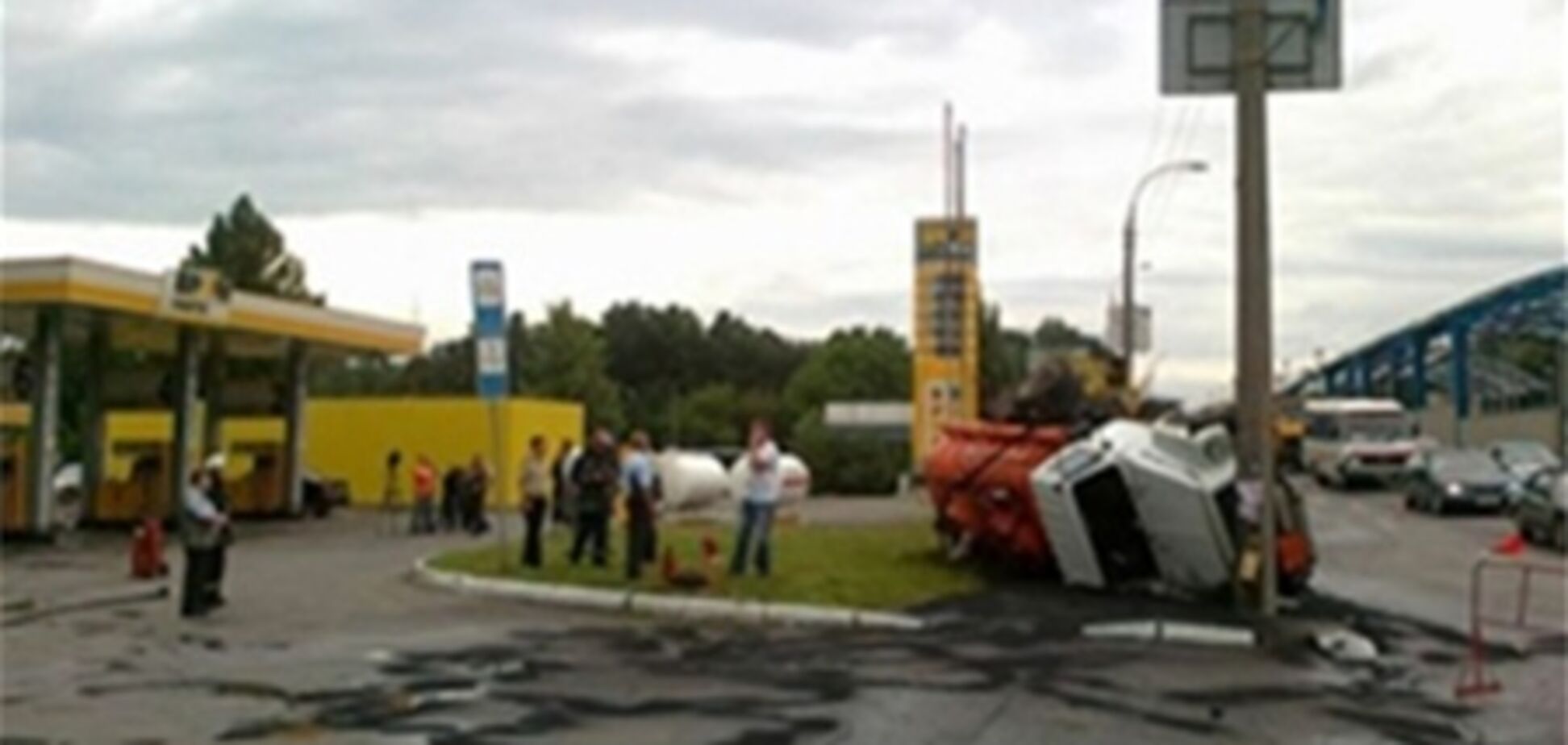 В Киеве перевернулся бензовоз