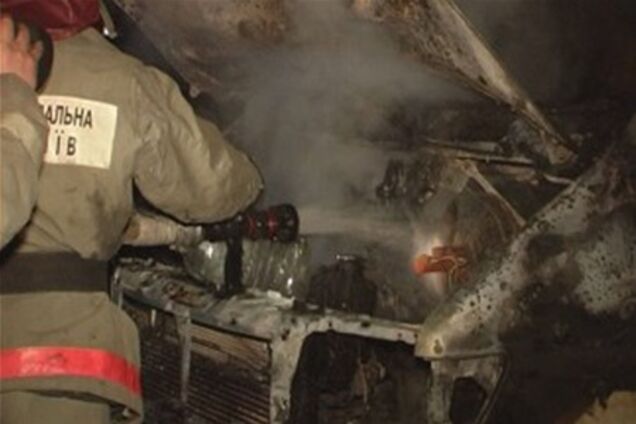 У Миколаєві посеред вулиці дотла згорів мікроавтобус