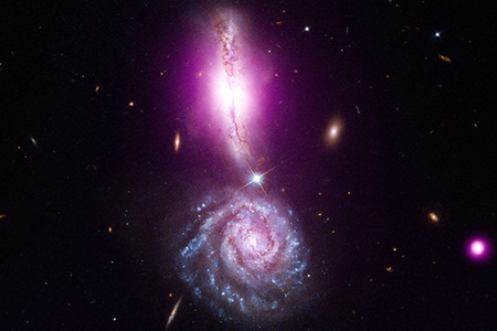 Телескопы NASA засняли в космосе 'восклицательный знак', нарисованный галактиками