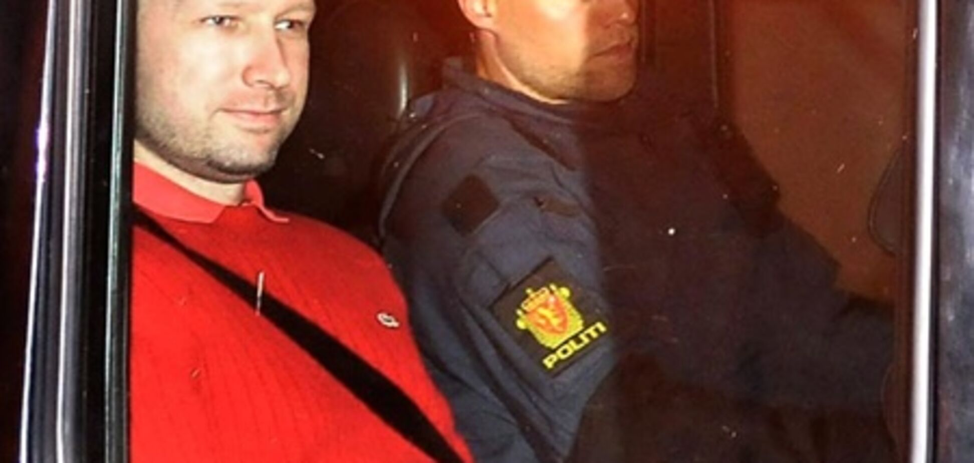 Брейвик показал следователям, как расстреливал людей. Видео