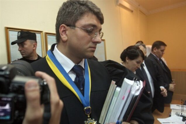 Киреев уже с охраной и пистолетом, каждый шаг судьи документируется