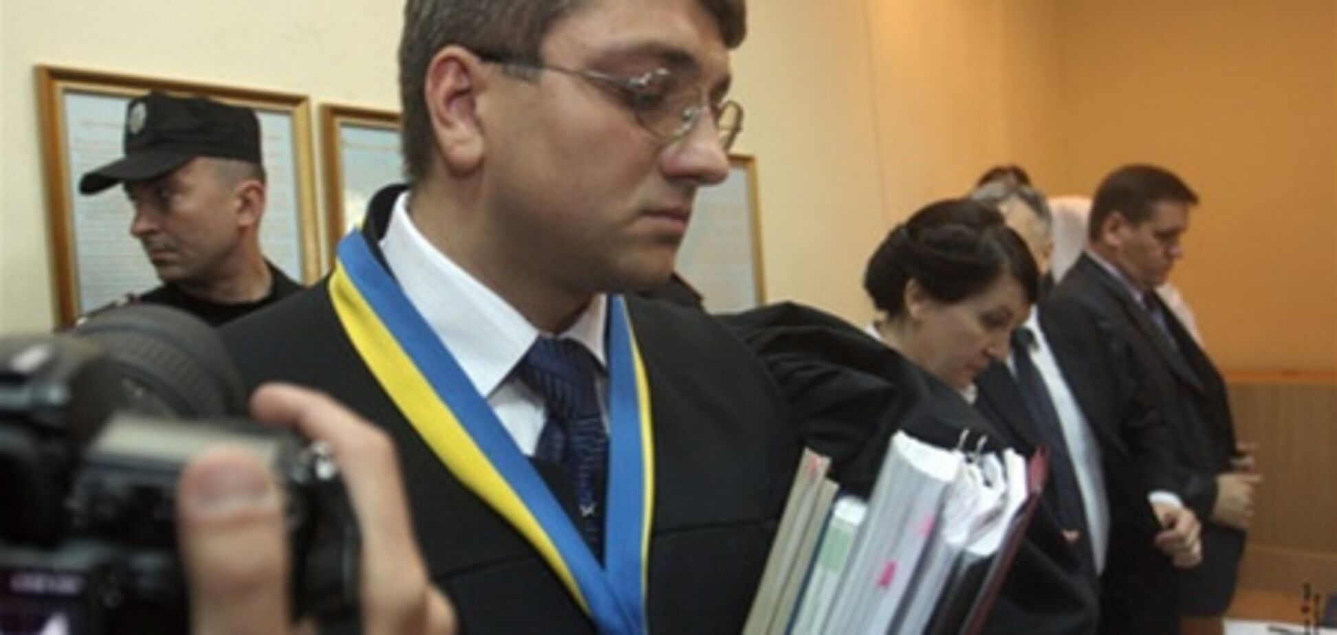 Киреев уже с охраной и пистолетом, каждый шаг судьи документируется