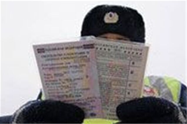 За отказ дать гаишнику права можно получить 15 суток