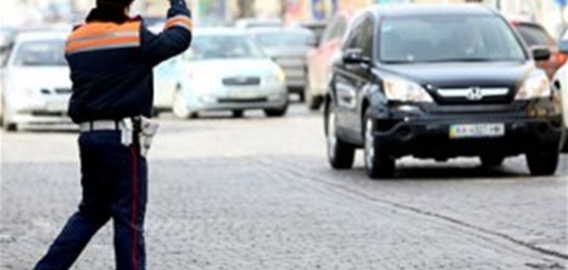 В Херсоне инспектор ГАИ напал на автомобиль журналиста 'Дорожного контроля'