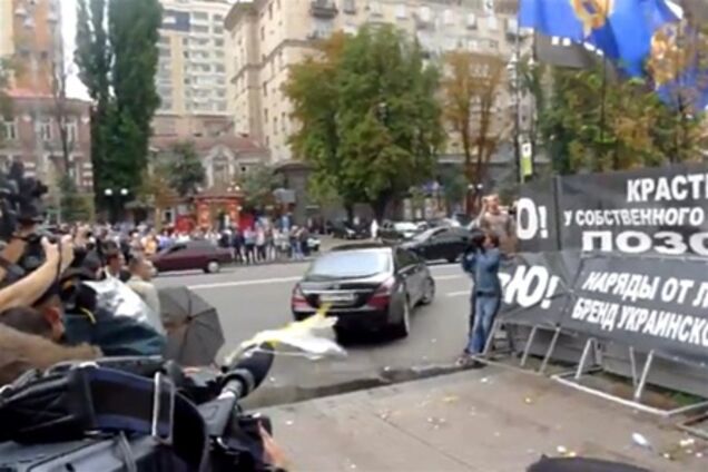 Фаны Тимошенко забросали авто Ющенко яйцами и бутылками. Добавлено видео