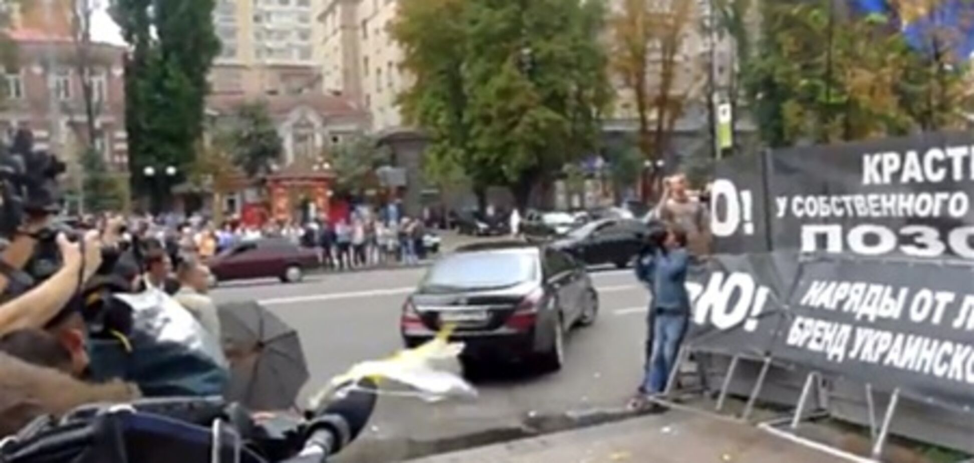 Фаны Тимошенко забросали авто Ющенко яйцами и бутылками. Добавлено видео