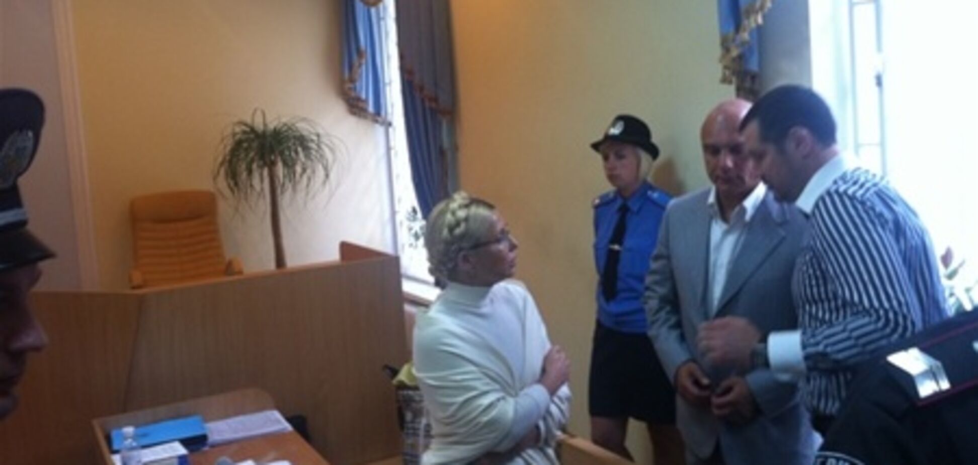 Тимошенко доставили в суд: її зустріли 150 фанатів