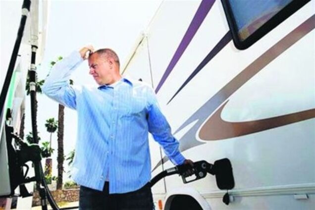 Азарова зацікавило, як розводять бензин