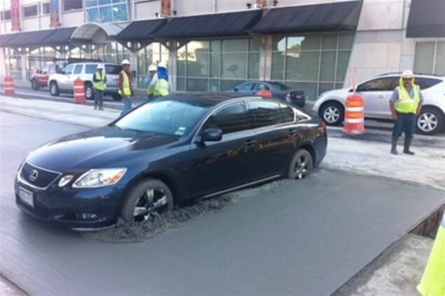 Дівчина на дорогому 'Лексусі' загрузла в цементі. Фото