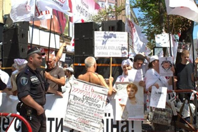Возле Печерского суда находятся 100 сторонников и 150 противников Тимошенко