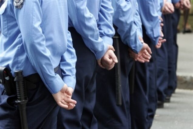 Опер, що знаходиться під слідством за тортури, усередині 'трудиться' в міліції