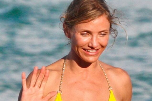 Не очень сексуальное тело Кэмерон Диаз в желтом бикини