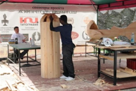 Знаменитий трунар робить для росіян труну у вигляді пляшки горілки