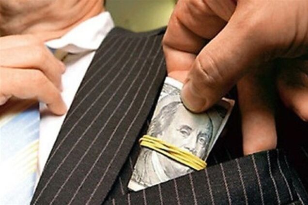 Держслужбовців позбавлятимуть посади навіть за пляшку коньяку