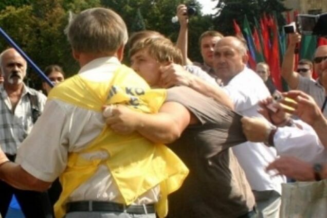 У Харкові порвали найбільший в Україні державний прапор