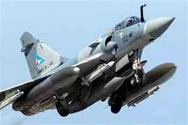 НАТО бомбит резиденцию Каддафи