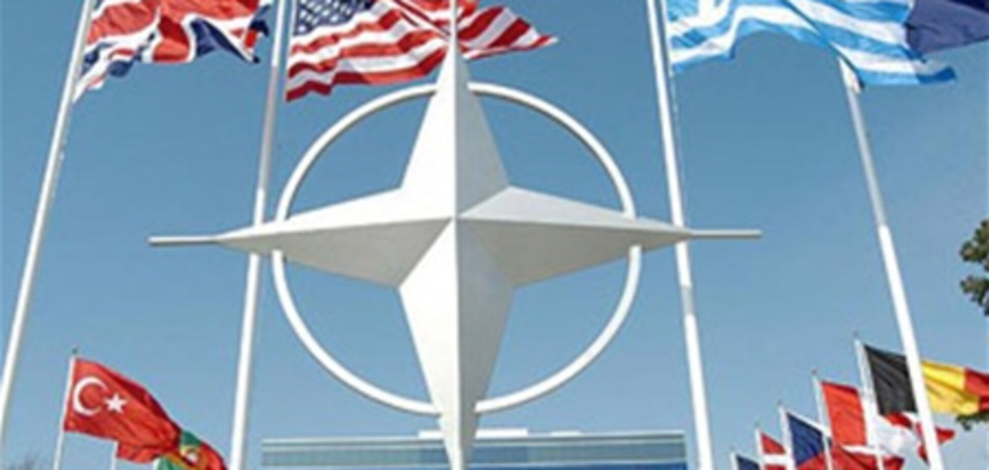 НАТО призвало силы Каддафи сложить оружие