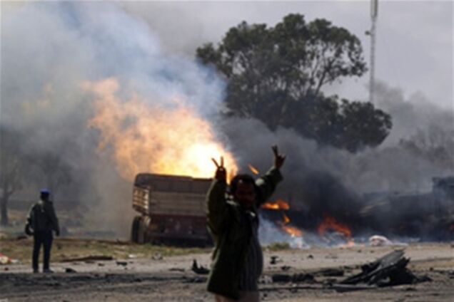 У резиденции Каддафи в Триполи начались бои. Слышна стрельба