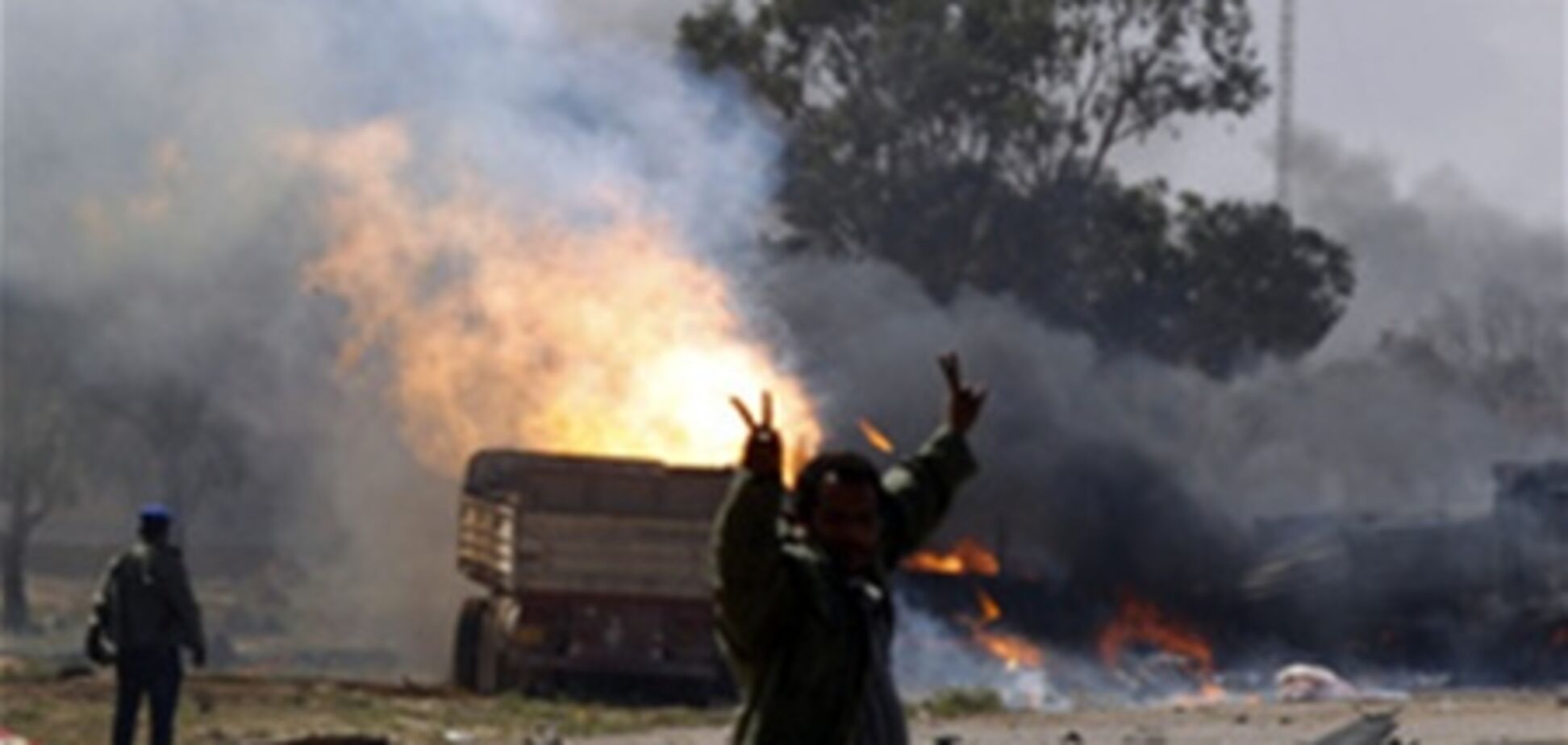 У резиденции Каддафи в Триполи начались бои. Слышна стрельба