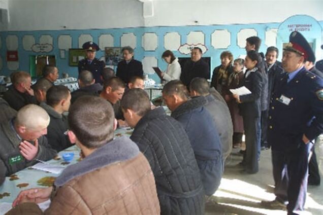 Більше 30 підлітків порізали собі вени в російській колонії