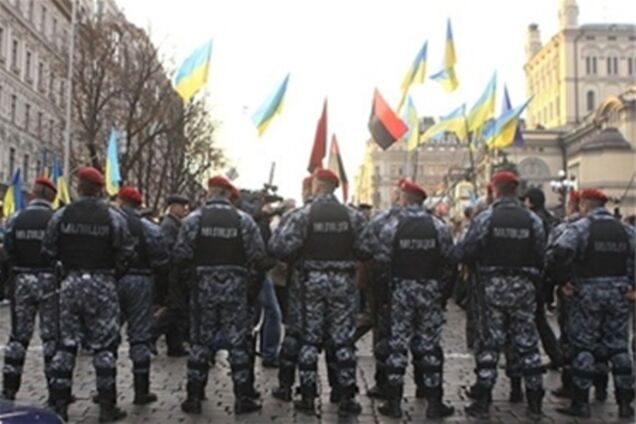 Міліція перегородила автобусами вулицю Володимирську