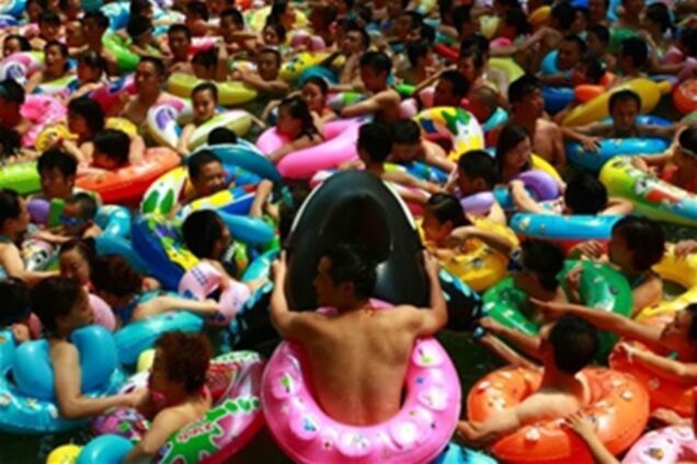 Китайці рятуються від спеки у власному 'Мертвому морі'