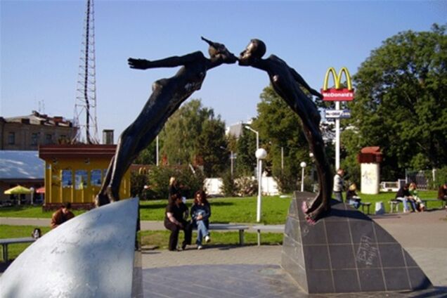 Ревнивець розбив пам'ятник кохання в Харкові