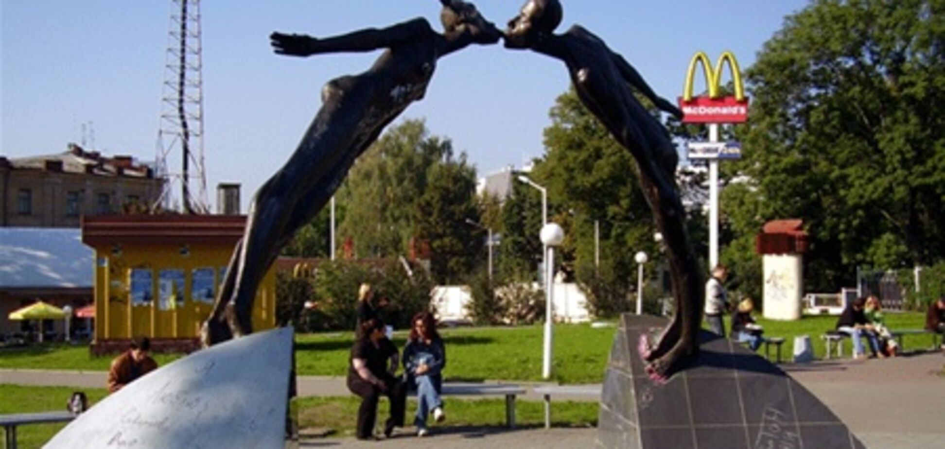 Ревнивец разбил памятник любви в Харькове
