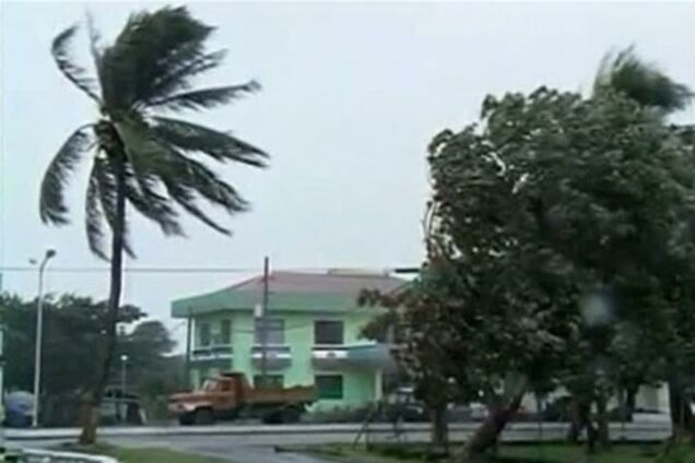 Не менее восьми человек погибли из-за тайфуна, обрушившегося на Филлипины