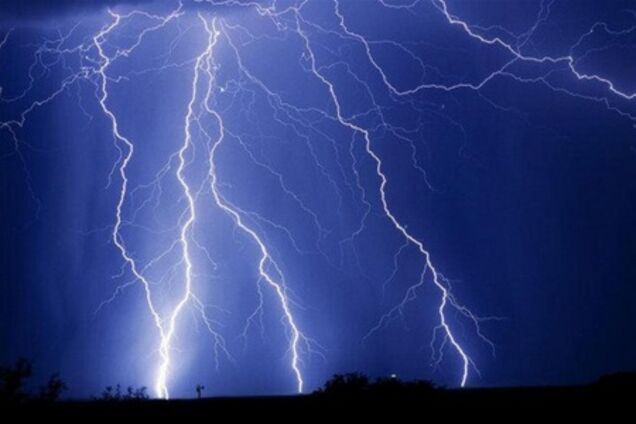 Блискавка потрапила в трьох людей на Закарпатті